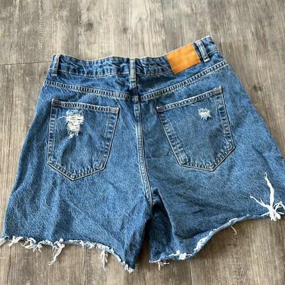 ZARA DISTRESSED HIGH RISE SHORTS size 10 - Picture 5 of 8